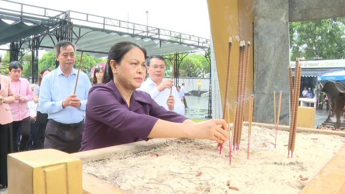 Đoàn công tác dâng hương tại Nghĩa trang liệt sĩ quốc gia Đường 9 - Ảnh: Việt Anh