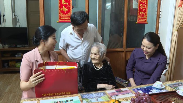 Đoàn công tác tặng quà Bà mẹ Việt Nam anh hùng Nguyễn Thị Phước - Ảnh: Việt Anh