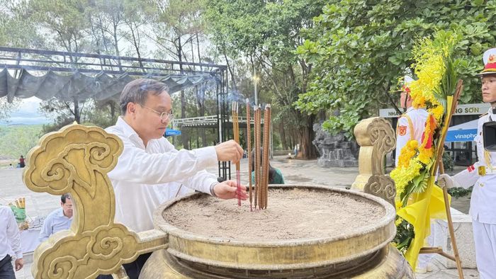 Đồng chí Lê Đức Tiến, Phó Chủ tịch UBND tỉnh dâng hương tri ân các anh hùng liệt sĩ tại Nghĩa trang liệt sĩ quốc gia Trường Sơn - Ảnh: N.L