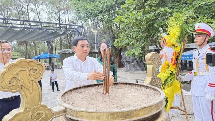 Đồng chí Nguyễn Văn Thắng, Ủy viên Trung ương Đảng, Phó Thủ tướng Chính phủ dâng hương tưởng nhớ công lao to lớn của các anh hùng liệt sĩ tại Nghĩa trang liệt sĩ quốc gia Trường Sơn - Ảnh: N.L