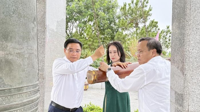 Đồng chí Nguyễn Văn Thắng, Ủy viên Trung ương Đảng, Phó Thủ tướng Chính phủ cùng phu nhân và đồng chí Lê Đức Tiến, Phó Chủ tịch UBND tỉnh thỉnh chuông tại Nghĩa trang liệt sĩ quốc gia Đường 9 - Ảnh: N.L