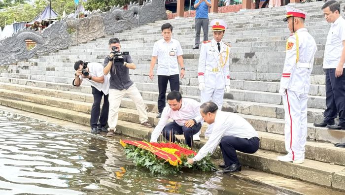 Đồng chí Nguyễn Văn Thắng, Ủy viên Trung ương Đảng, Phó Thủ tướng Chính phủ và đồng chí Lê Đức Tiến, Phó Chủ tịch UBND tỉnh thả hoa và dâng hương tưởng nhớ các anh hùng liệt sĩ tại bến thả hoa bờ Bắc sông Thạch Hãn - Ảnh: N.L