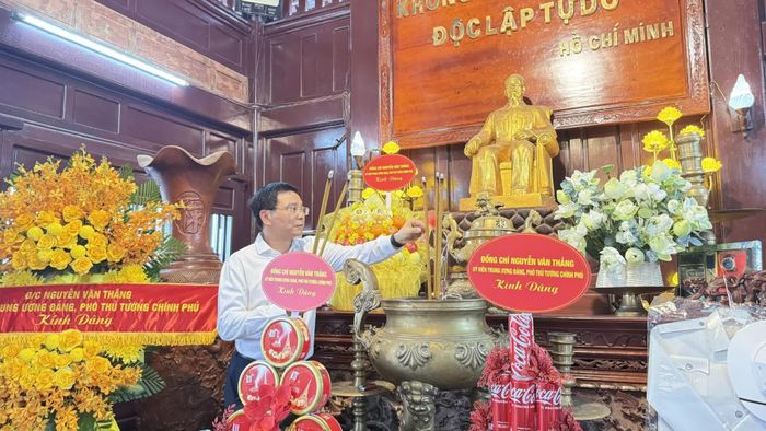 Đồng chí Nguyễn Văn Thắng, Ủy viên Trung ương Đảng, Phó Thủ tướng Chính phủ dâng hương tại Đền tưởng niệm Chủ tịch Hồ Chí Minh và các anh hùng liệt sĩ tại bến thả hoa bờ Nam sông Thạch Hãn - N.L