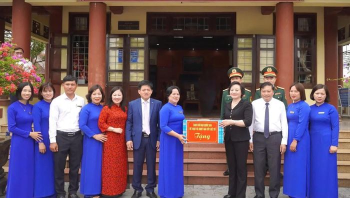 Chị Cáp Thị Thiên Trang (thứ bảy từ trái sang) đại diện Ban Quản lý Di tích Khu lưu niệm Tổng Bí thư Lê Duẩn và Thành Cổ Quảng Trị nhận quà của Phó Thủ tướng Chính phủ Phạm Thị Thanh Trà và lãnh đạo tỉnh - Ảnh: N.M
