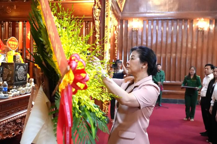 Bà Ngô Phương Ly, phu nhân đồng chí Tổng Bí thư, Chủ tịch nước Tô Lâm dâng hoa tại Khu di tích lịch sử quốc gia đặc biệt Bến Phà Gianh - Ảnh: T.Đ