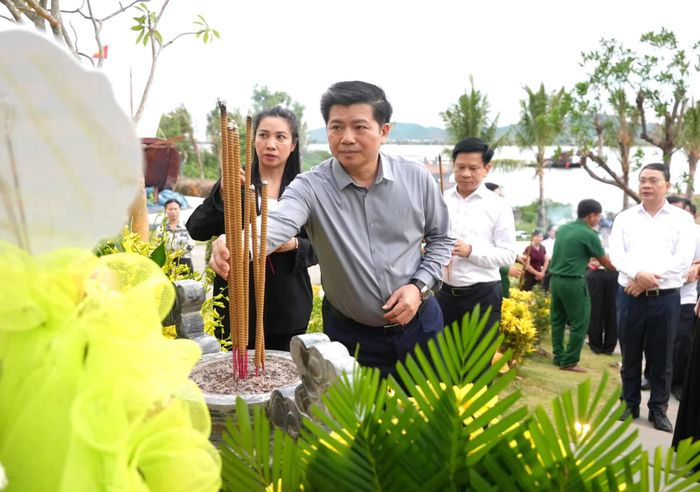 Đồng chí Trần Vũ Khiêm, Phó Bí thư Thường trực Tỉnh ủy, Trưởng đoàn đại biểu Quốc hội tỉnh dâng hương tri ân các anh hùng liệt sĩ - Ảnh: T.Đ