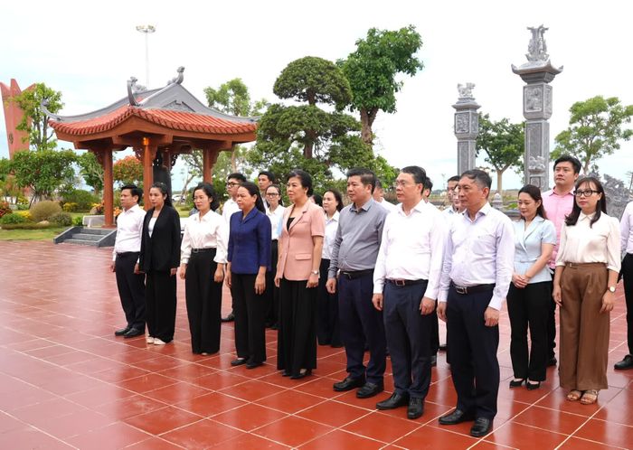 Các đại biểu dâng hương tại Khu di tích lịch sử quốc gia đặc biệt Bến Phà Gianh - Ảnh: T.Đ