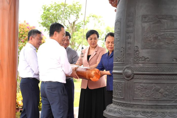 Các đại biểu thực hiện nghi thức thỉnh chuông - Ảnh: T.Đ
