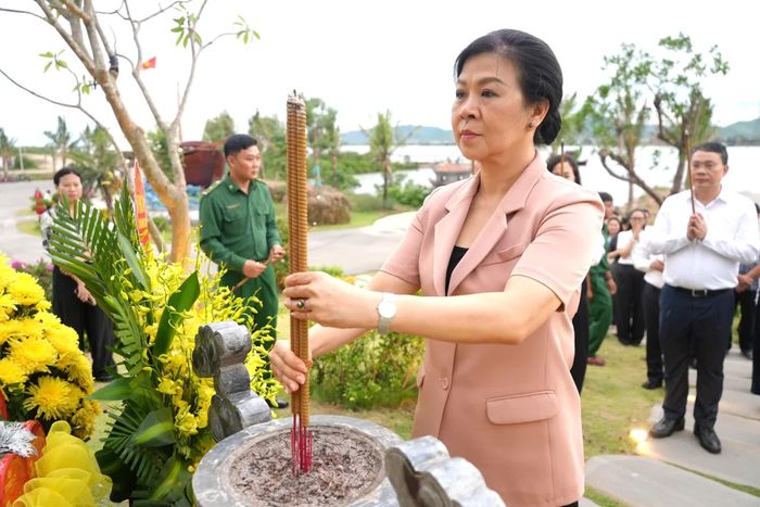 Bà Ngô Phương Ly, phu nhân đồng chí Tổng Bí thư, Chủ tịch nước Tô Lâm dâng hương tri ân các anh hùng liệt sĩ - Ảnh: T.Đ