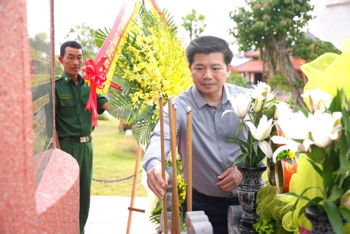 Đồng chí Trần Vũ Khiêm, Phó Bí thư Thường trực Tỉnh ủy, Trưởng đoàn đại biểu Quốc hội tỉnh dâng hương tại Tượng đài chiến thắng của Hải quân Nhân dân Việt Nam - Ảnh: T.Đ