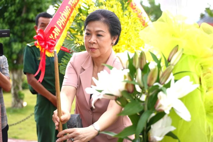 Bà Ngô Phương Ly, phu nhân đồng chí Tổng Bí thư, Chủ tịch nước Tô Lâm dâng hương tại Tượng đài chiến thắng của Hải quân Nhân dân Việt Nam - Ảnh: T.Đ