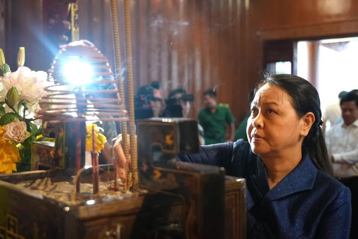 Đồng chí Nguyễn Thị Thu Hà, Phó Chánh Văn phòng Thường trực Văn phòng Trung ương Đảng dâng hương tại Khu di tích lịch sử quốc gia đặc biệt Bến Phà Gianh - Ảnh: T.Đ