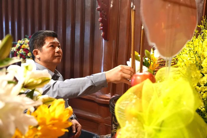Đồng chí Trần Vũ Khiêm, Phó Bí thư Thường trực Tỉnh ủy, Trưởng đoàn đại biểu Quốc hội tỉnh dâng hương tại Khu di tích lịch sử quốc gia đặc biệt Bến Phà Gianh - Ảnh: T.Đ