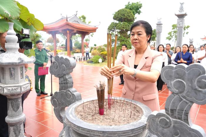 Bà Ngô Phương Ly, phu nhân đồng chí Tổng Bí thư, Chủ tịch nước Tô Lâm dâng hương tại Khu di tích lịch sử quốc gia đặc biệt Bến Phà Gianh - Ảnh: T.Đ