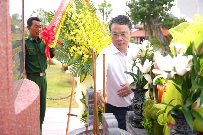 Đồng chí Đặng Khánh Toàn, Phó Chánh Văn phòng Trung ương Đảng dâng hương tại Tượng đài chiến thắng của Hải quân Nhân dân Việt Nam - Ảnh: T.Đ