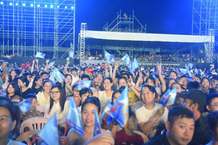 Đông đảo người dân đến thưởng thức chương trình lễ khai mạc - Ảnh: Đ.V