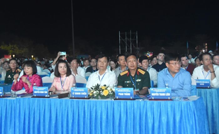 Các đại biểu tham dự lễ khai mạc - Ảnh: Đ.V