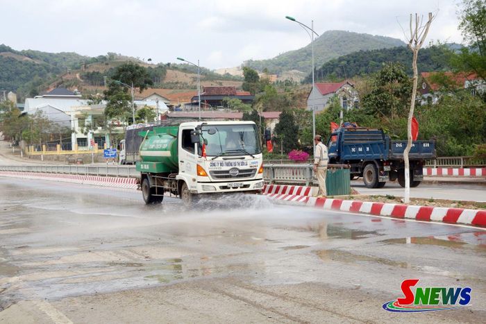 Xe chuyên dụng rửa sạch các tuyến đường trung tâm xã Sốp Cộp.
