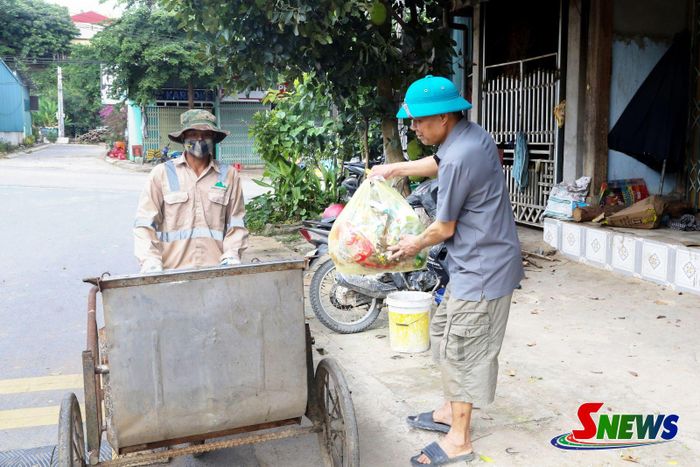 Công nhân thu gom rác tại khu vực trung tâm xã Sốp Cộp.