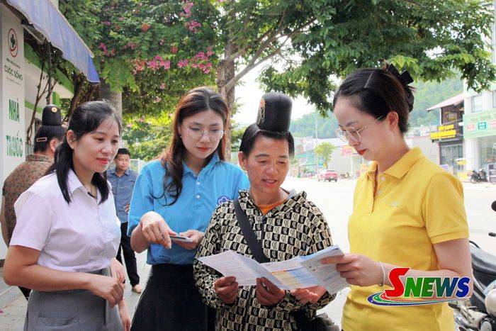 Tư vấn, giải đáp các chính sách BHYT cho người dân.