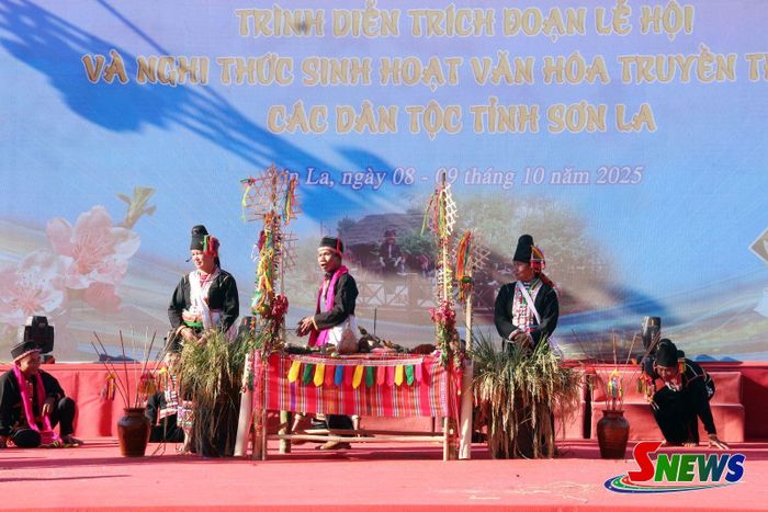CLB sinh hoạt văn hóa dân gian dân tộc Khơ Mú, xã Chiềng La trình diễn lễ cúng lúa mới tại Quảng trường Tây Bắc.