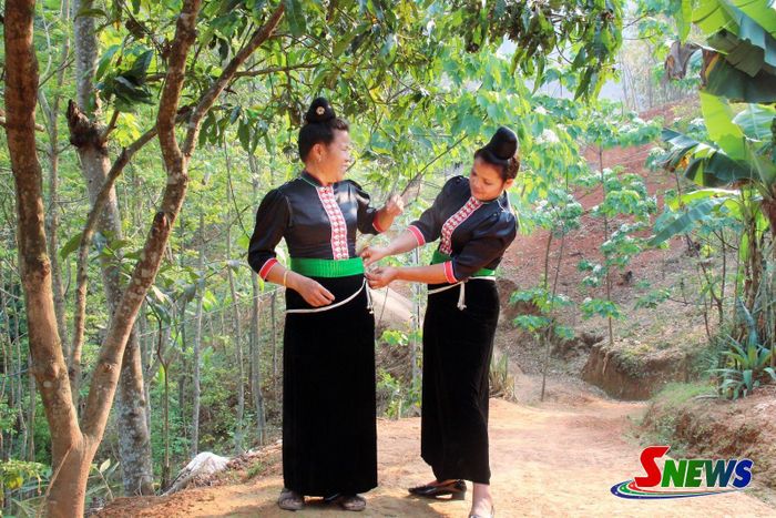 Trang phục truyền thống của phụ nữ dân tộc La Ha, xã Quỳnh Nhai.