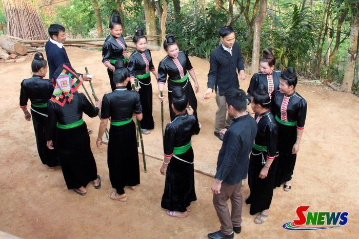 CLB sinh hoạt văn hóa dân tộc La Ha bản Bung Lanh, xã Quỳnh Nhai luyện tập. Ảnh PV