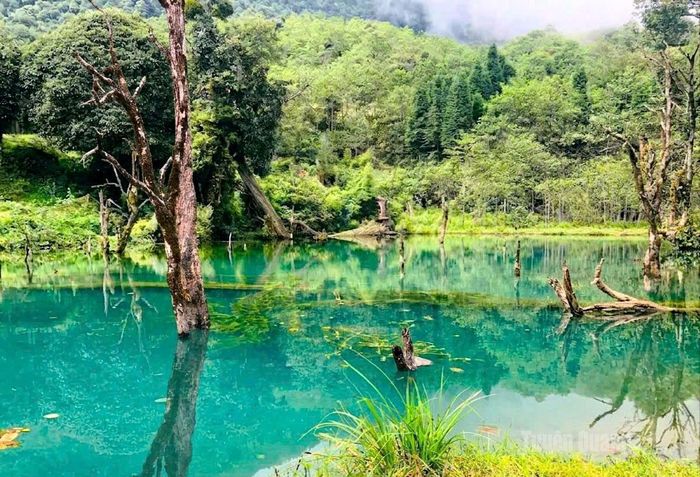 Hồ nước xanh giữa núi rừng nguyên sơ trên hành trình trải nghiệm Chiêu Lầu Thi.