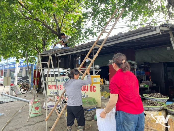 Được vận động, người dân tổ dân phố Sơn Cẩm, phường Quan Triều, tự giác cắt dỡ mái mẩy, trả lại không gian và mặt bằng hành lang giao thông.