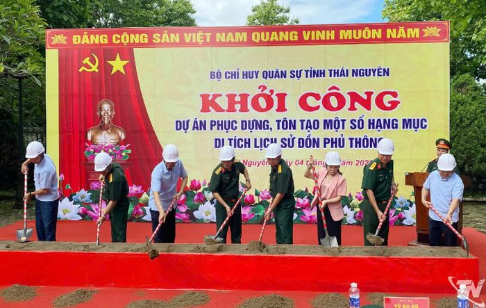 Các đại biểu thực hiện nghi thức khởi công Dự án.