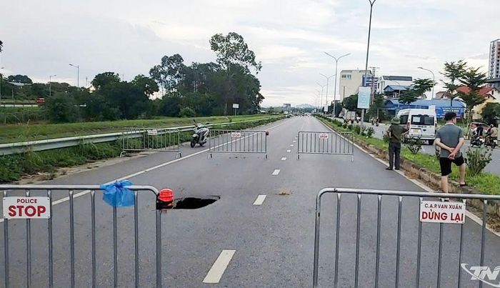Các đơn vị chức năng đã rào chắn hiện trường, lắp đặt đèn cảnh báo, bố trí lực lượng trực gác hai đầu để điều tiết, hướng dẫn giao thông, bảo đảm an toàn cho người và phương tiện.