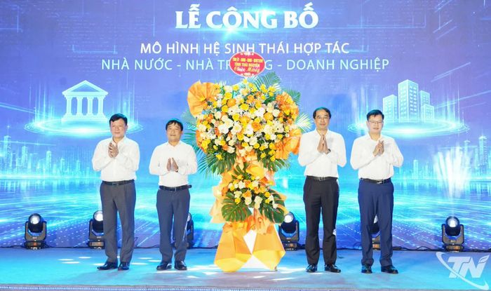 Các đồng chí lãnh đạo tỉnh Thái Nguyên chúc mừng Trường Đại học Công nghệ thông tin và Truyền thông.