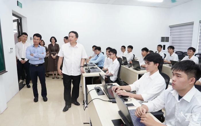 Thứ trưởng Bộ Văn hóa, Thể thao và Du lịch Nguyễn Huy Dũng thăm Thư viện Phúc Giang – đơn vị nằm trong Hệ sinh thái hợp tác Nhà nước - Nhà trường - Doanh nghiệp.