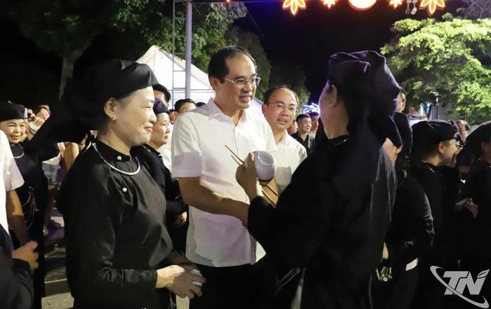 Đồng chí Bí thư Tỉnh ủy Trịnh Xuân Trường với các nghệ nhân múa bát tại chương trình.