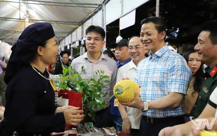 Các đồng chí lãnh đạo tỉnh tham quan Không gian trưng bày sản phẩm OCOP, đặc sản địa phương.