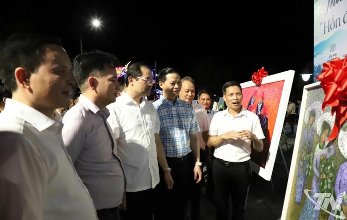 Các đồng chí lãnh đạo tỉnh tham quan Triển lãm “Thái Nguyên - Hồn đất, sắc người”.