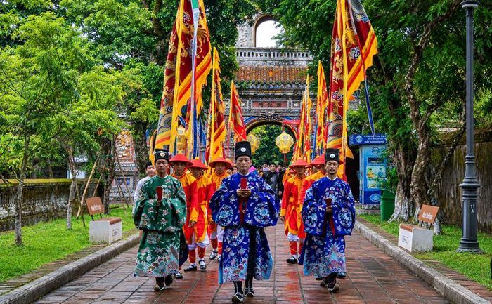  Đoàn diễu hành đi qua cửa Hiển Nhơn