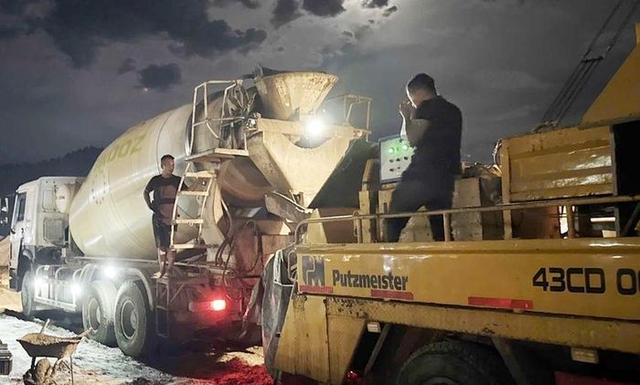 Thi công đêm để đẩy nhanh hoàn thành đường vào bến số 4 cảng Chân Mây 