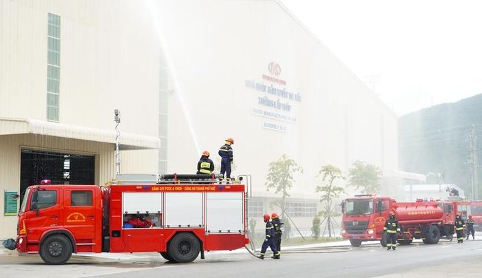 Các lực lượng nhanh chóng khống chế, dập tắt hoàn toàn đám cháy 