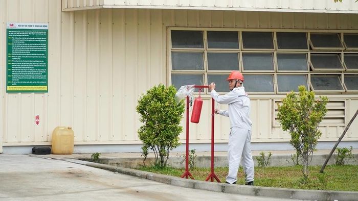 Ngay khi xảy ra sự cố, lực lượng PCCC cơ sở đánh kẻng báo động, kích hoạt phương án chữa cháy 