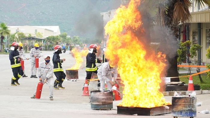 Lực lượng PCCC cơ sở Công ty CP Kim Long Motor Huế khẩn trương triển khai chữa cháy ban đầu 
