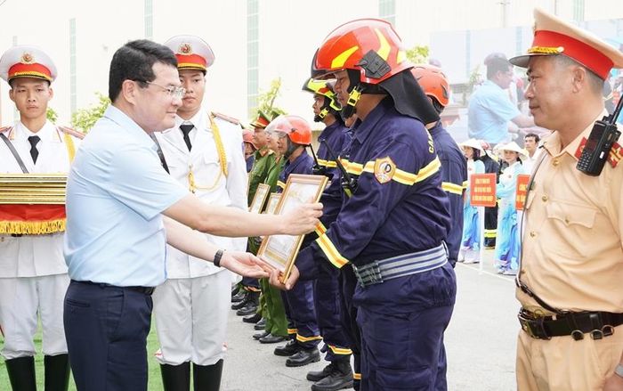 Phó Chủ tịch Thường trực UBND TP. Huế Hoàng Hải Minh tặng bằng khen cho các tập thể, cá nhân tham gia thực tập 