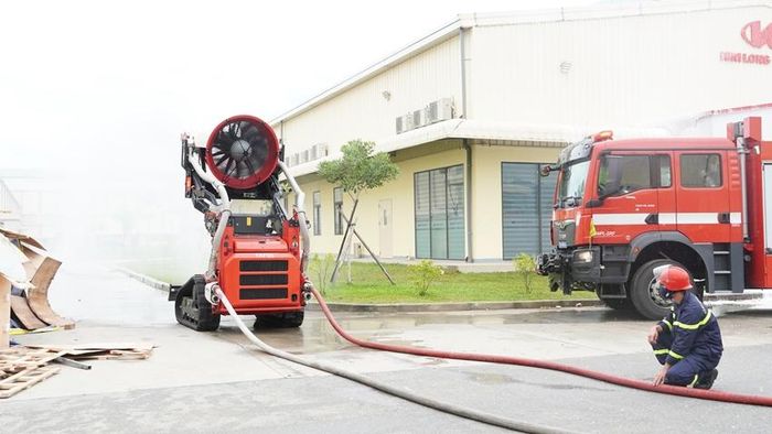 Robot chữa cháy được đưa vào khu vực có nhiệt độ cao để hỗ trợ 
