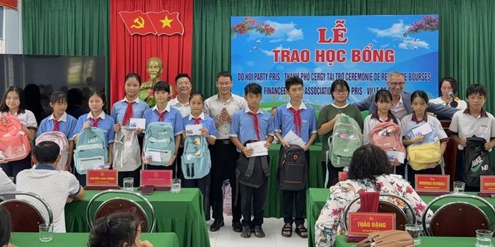 Đoàn công tác thành phố Cergy (Pháp) trao quà hỗ trợ học tập cho học sinh có hoàn cảnh khó khăn trên địa bàn phường Hóa Châu 