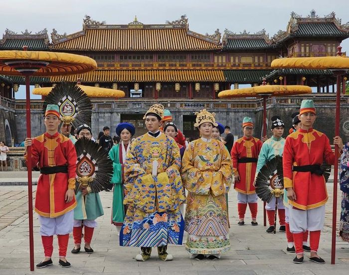 Đoàn Bách hoa bộ hành dừng lại trước Ngọ Môn