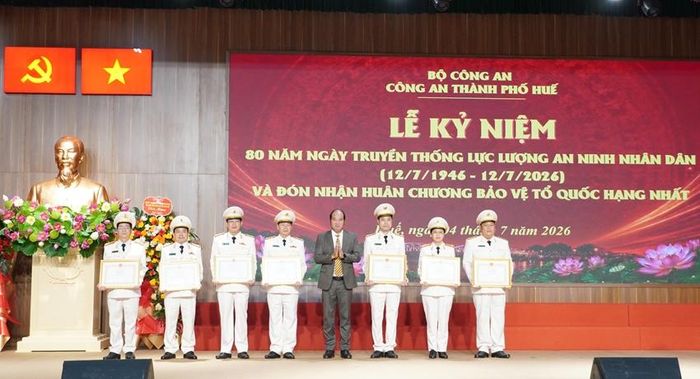 Phó Chủ tịch UBND TP. Huế Nguyễn Văn Mạnh (thứ 4 từ phải sang) trao Bằng khen của Chủ tịch UBND TP. Huế cho các tập thể có thành tích xuất sắc trong 80 năm xây dựng và phát triển lực lượng An ninh nhân dân