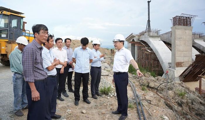 Phó Chủ tịch Thường trực UBND TP. Huế Hoàng Hải Minh kiểm tra tiến độ đường Tố Hữu nối dài. Ảnh: Minh Ngọc 