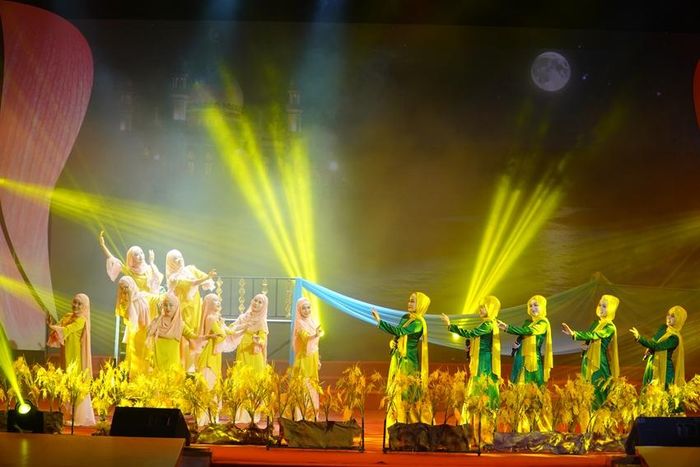 Màn biểu diễn tốp ca nữ: Dệt lụa đêm trăng đến từ đoàn nghệ thuật An Giang