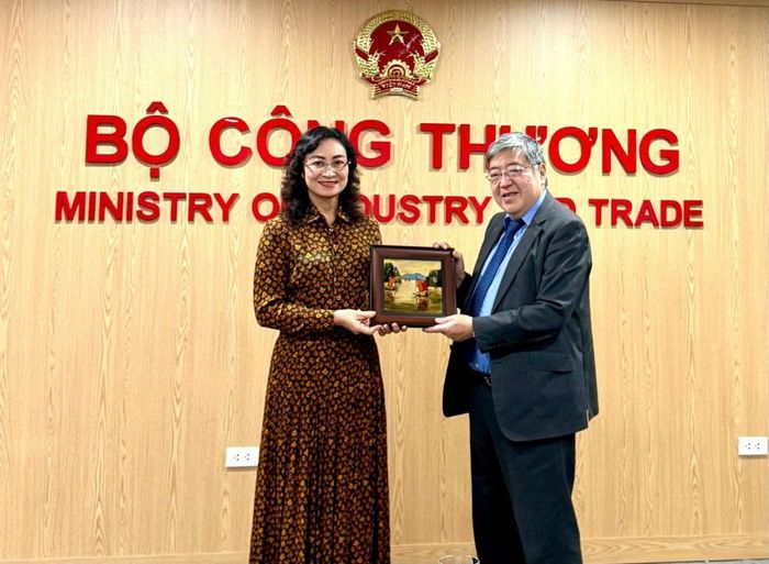 OECD sẵn sàng hỗ trợ Việt Nam trong quá trình đảm nhiệm vai trò Chủ nhà APEC năm 2027, nhất là trong các lĩnh vực thương mại dịch vụ, thương mại số, thuận lợi hóa thương mại và tăng cường khả năng chống chịu của chuỗi cung ứng - Ảnh: Vụ Phát triển Thị trường nước ngoài