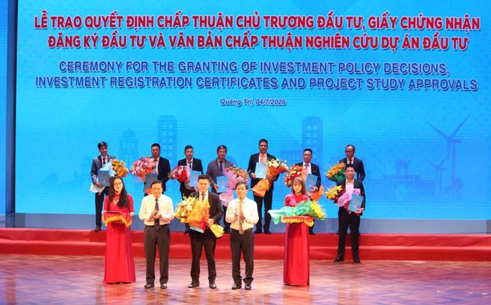 Lãnh đạo tỉnh Quảng Trị trao Quyết định chấp thuận chủ trương đầu tư cho các nhà đầu tư.